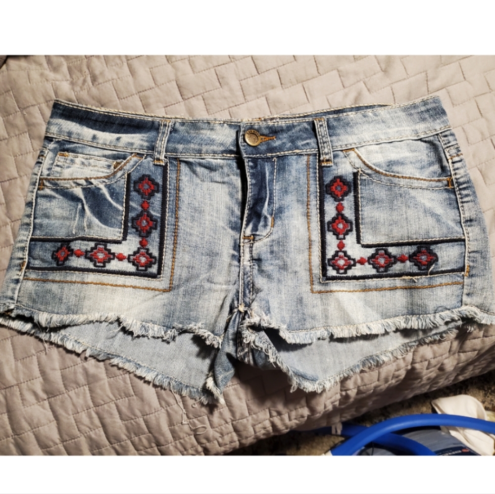 HOT KISS "CICI SHORT" EMBROIDERED JEAN SHORTS